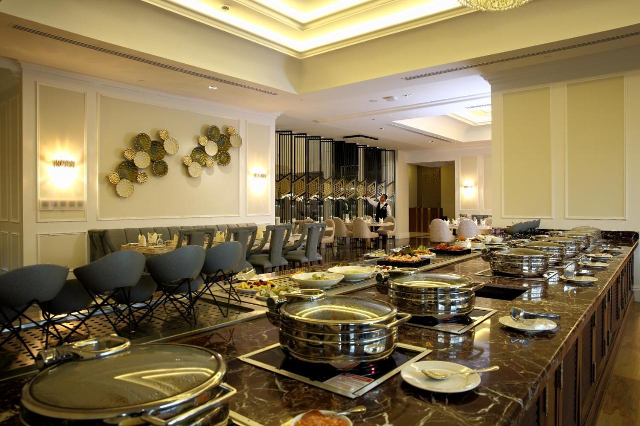 Vittori Palace Hotel And Residences Riyadh Luaran gambar The buffet at the lounge