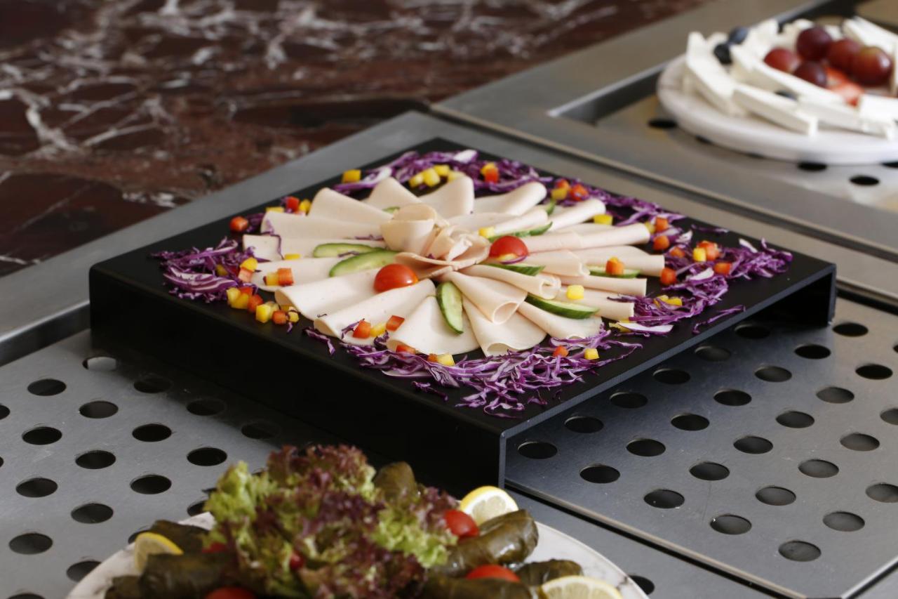 Vittori Palace Hotel And Residences Riyadh Luaran gambar A salad of chicken