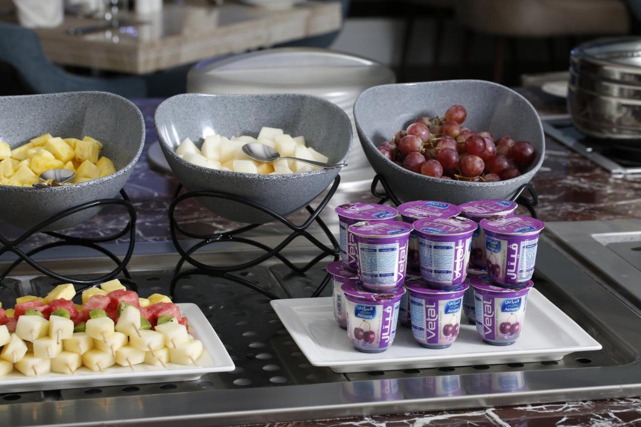 Vittori Palace Hotel And Residences Riyadh Luaran gambar Fruit and yogurt