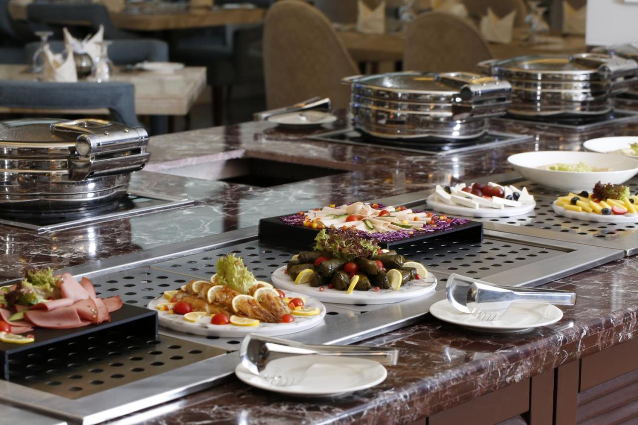 Vittori Palace Hotel And Residences Riyadh Luaran gambar A buffet at a hotel