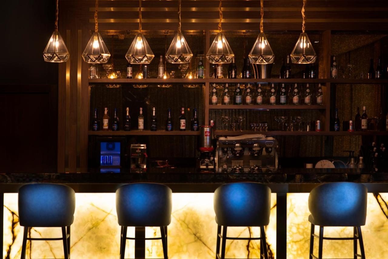 Vittori Palace Hotel And Residences Riyadh Luaran gambar The bar at the hotel