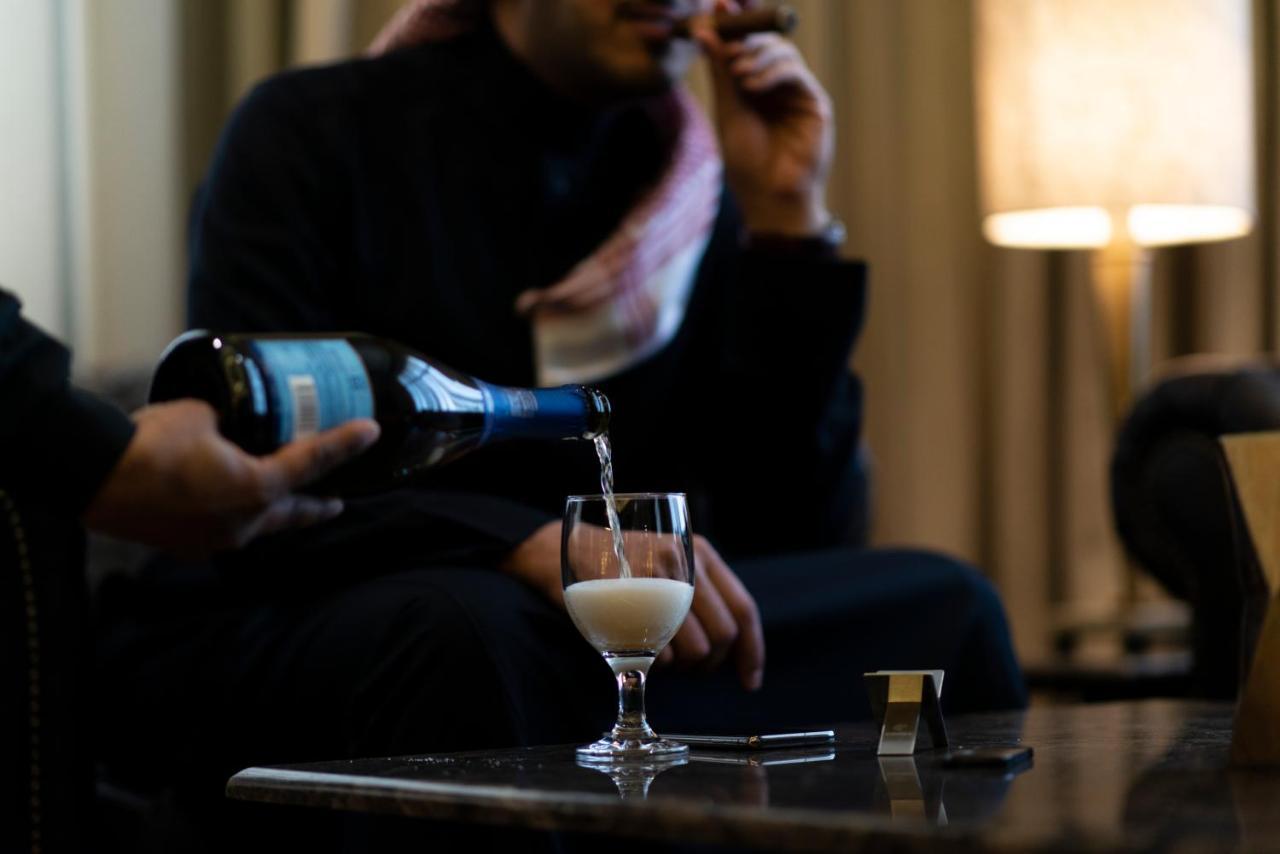 Vittori Palace Hotel And Residences Riyadh Luaran gambar A man pouring a glass of champagne