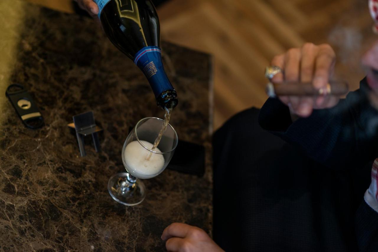 Vittori Palace Hotel And Residences Riyadh Luaran gambar A glass of sparkling wine