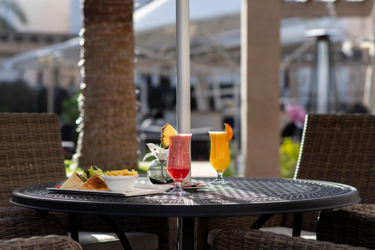 Vittori Palace Hotel And Residences Riyadh Luaran gambar Drinks at the pool