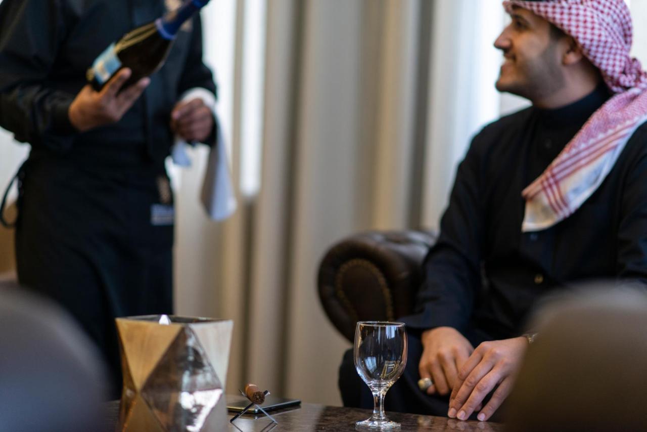 Vittori Palace Hotel And Residences Riyadh Luaran gambar A waiter serving wine in a hotel