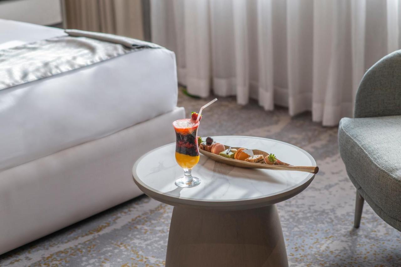 Vittori Palace Hotel And Residences Riyadh Luaran gambar A cocktail and a snack on a table
