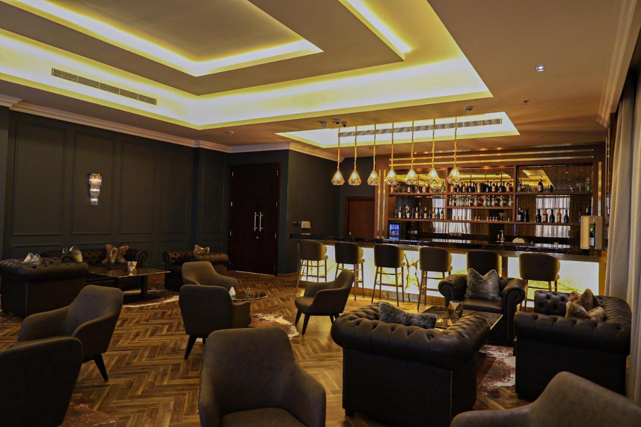 Vittori Palace Hotel And Residences Riyadh Luaran gambar The bar at the 19th floor